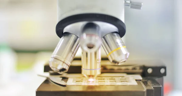 Μικροσκόπιο εργαστήριο εξοπλισμός ιατρικής επιστήμης φόντο. — Φωτογραφία Αρχείου