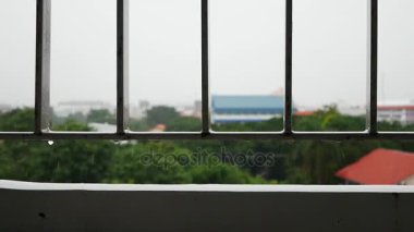 gün su damlası ile peyzaj üzerinde yağmur.