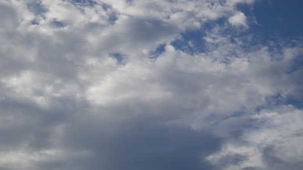 Белые облака бегут над голубым небом — стоковое видео