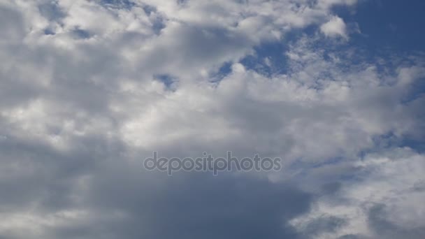 Witte wolken loopt over blauwe hemel — Stockvideo