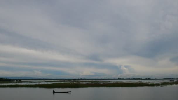 nuage et l'eau se déplaçant dans le temps vu 