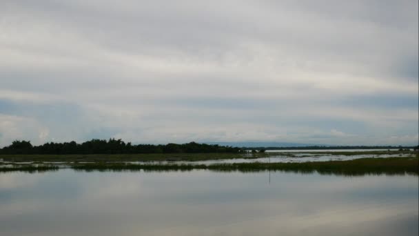 nuage et l'eau se déplaçant dans le temps vu 