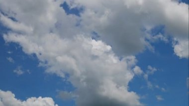 Mavi arkaplan zaman aralığı üzerinde hareket eden Clound görüldü.