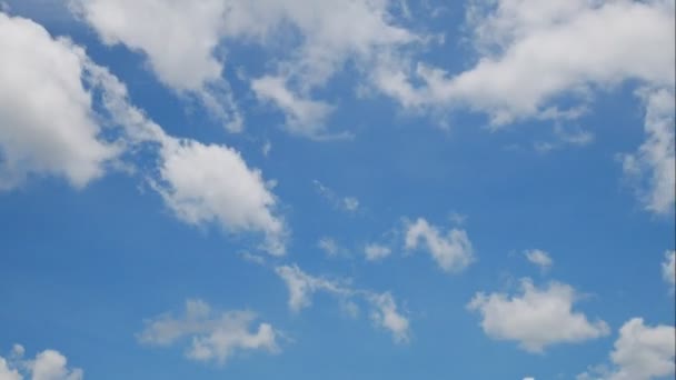 Clound se déplaçant sur fond bleu timelapse vu .