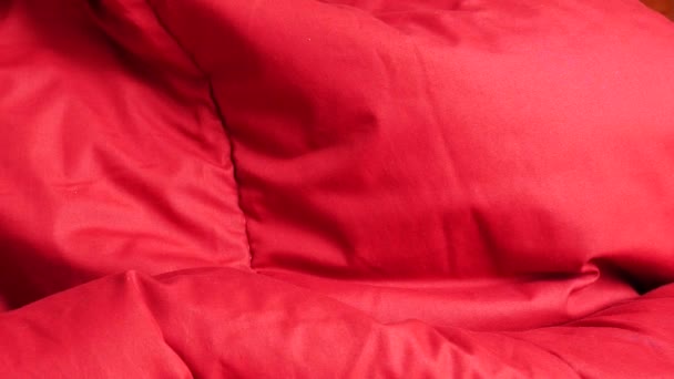 Slapen op het bed rood — Stockvideo