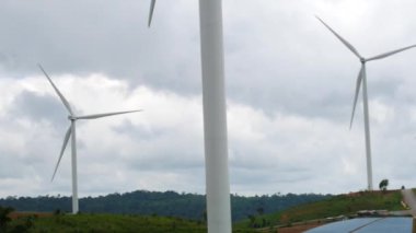 Gökyüzü arka plan üzerinde hareket türbin. 