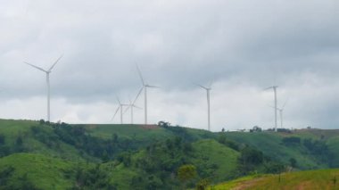 Gökyüzü arka plan üzerinde hareket türbin. 