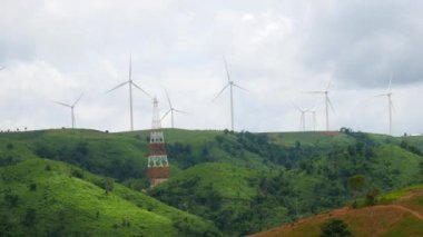 Gökyüzü arka plan üzerinde hareket türbin. 