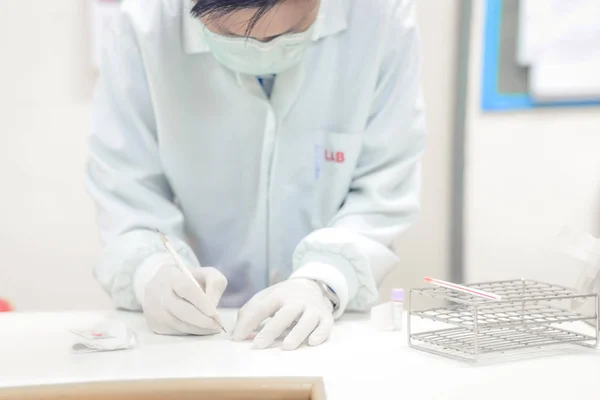 Científico de Asia borrosa trabajando . — Foto de Stock