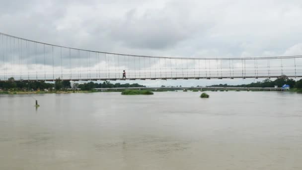 Cerca del puente sobre el agua — Vídeo de stock