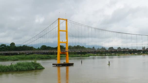 Tutup jembatan di atas air — Stok Video