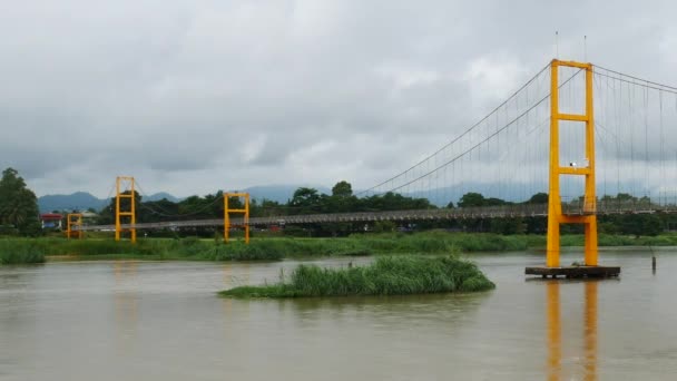 Fechar a ponte na água — Vídeo de Stock