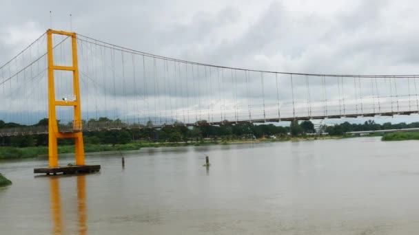 Brücke auf dem Wasser schließen — Stockvideo