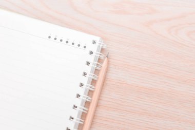 Tablo üzerinde bulanık beyaz dizüstü.