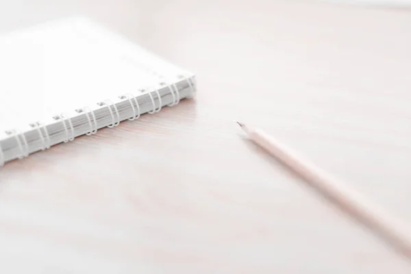 Caderno branco borrado na mesa . — Fotografia de Stock