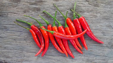 Ahşap doku üzerinde taze kırmızı biber.