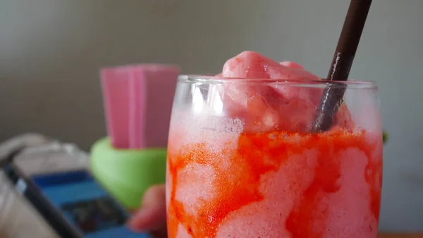 Erdbeer-Smoothie auf Glas — Stockfoto