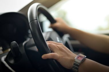 Kadın sürüş araba bulanıklaştırma filtresi.