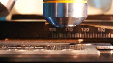 Mikroskop objektif lens üzerinde kapat.