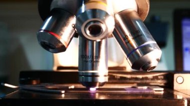 Mikroskop objektif lens üzerinde kapat.