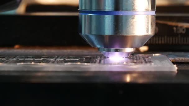 Gros plan sur la lentille objective du microscope .