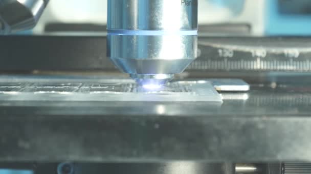 Gros plan sur la lentille objective du microscope .