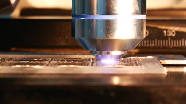 Gros plan sur la lentille objective du microscope .