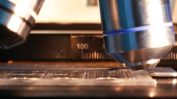 Gros plan sur la lentille objective du microscope .