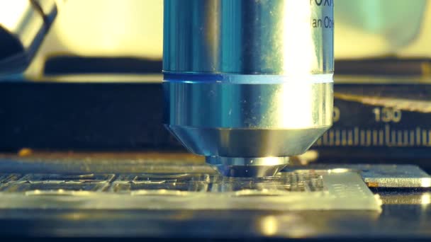 Gros plan sur la lentille objective du microscope .