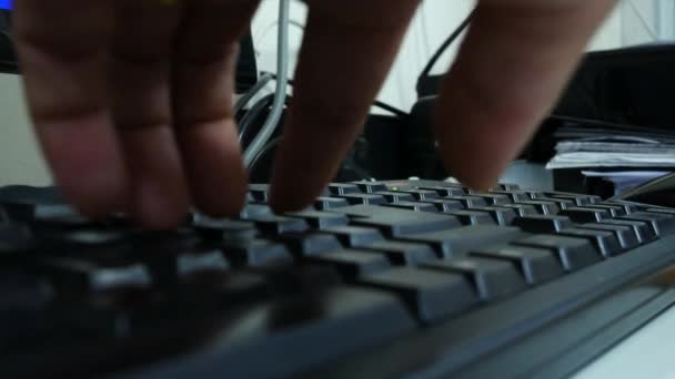 Handtippen auf der Tastatur — Stockvideo