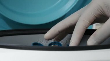 Laboratuvarda çalışan bilim adamı. 