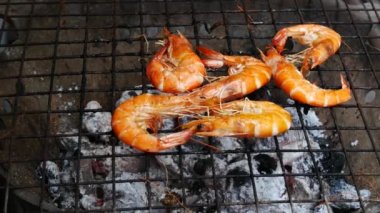 Ateşe ızgara deniz ürünleri karides