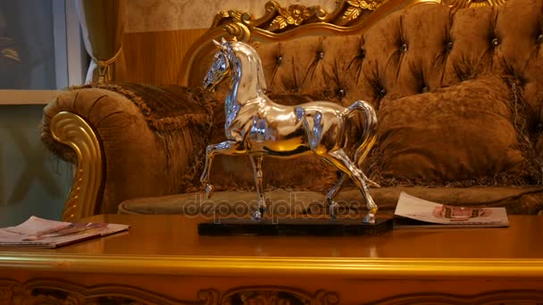 Gold horse statue — Stock Video