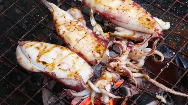 Garnélarák grillezett tengeri ételeket, a tűz — Stock videók