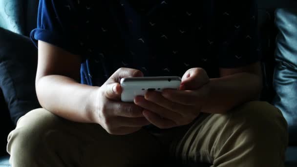 Крупним планом рука за допомогою смартфона — стокове відео