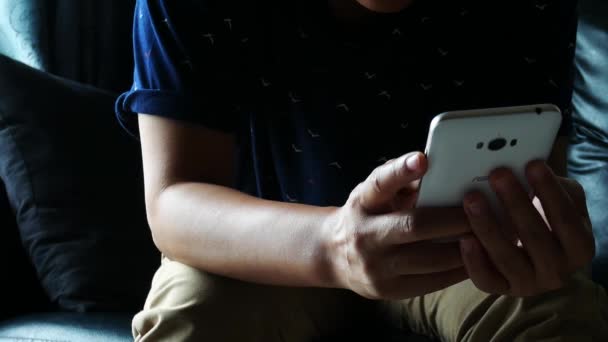 Cerca de la mano usando el teléfono inteligente — Vídeo de stock