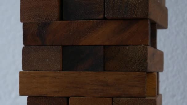 Detailní záběr rukou hraje dřevěný blok. — Stock video