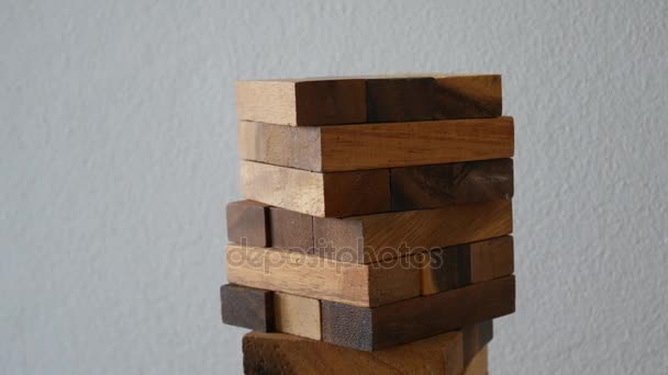 Close-up van de hand spelen houten blok. — Stockvideo
