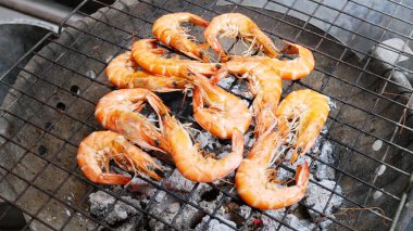 ızgara deniz ürünleri yanıyor