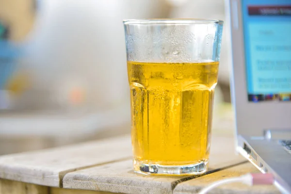 Glas bier op houten tafel. — Stockfoto