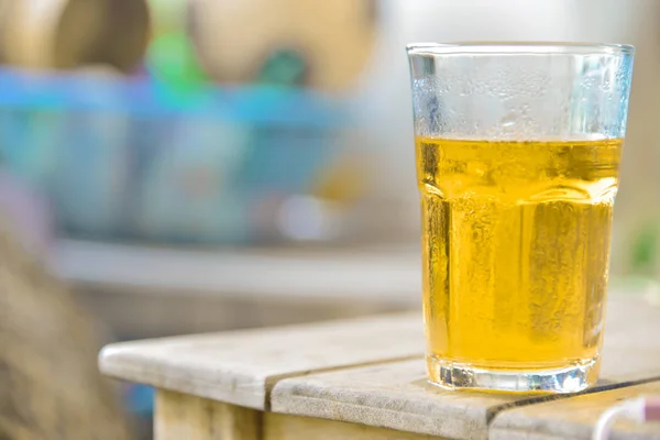 Cerveza de vidrio sobre mesa de madera . — Foto de Stock