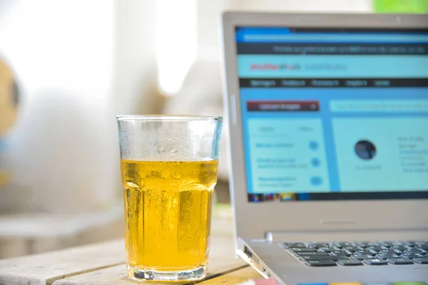 Cerveja de vidro na mesa de madeira . — Fotografia de Stock