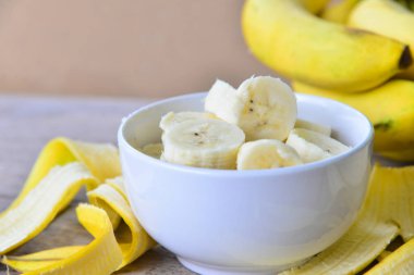 ahşap zemin üzerinde taze muz