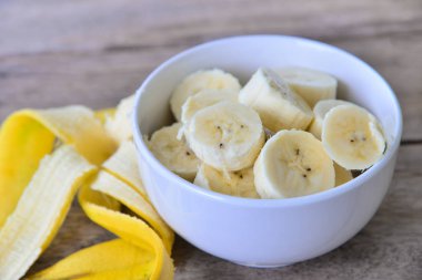 ahşap zemin üzerinde taze muz