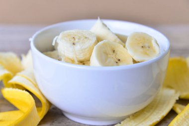 ahşap zemin üzerinde taze muz