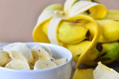 ahşap zemin üzerinde taze muz