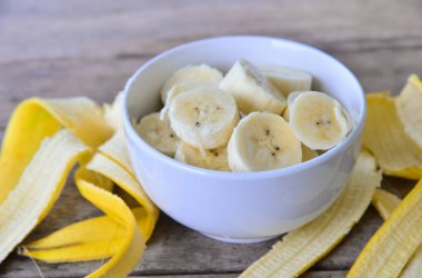 ahşap zemin üzerinde taze muz