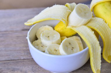 ahşap zemin üzerinde taze muz