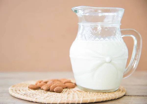 Melk in glazen op tafel. — Stockfoto