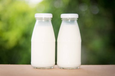 Masada bardakta süt.